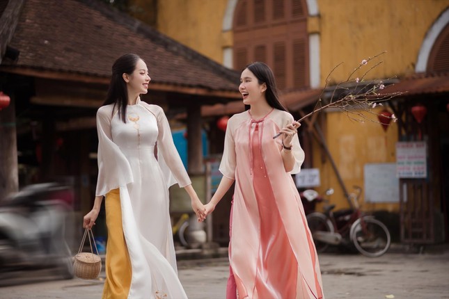 Tr&agrave;o lưu chụp ảnh &aacute;o d&agrave;i, mặc hở hang, leo tr&egrave;o ở di t&iacute;ch: Người đẹp l&agrave;m xấu kh&ocirc;ng gian đẹp - Ảnh 2.