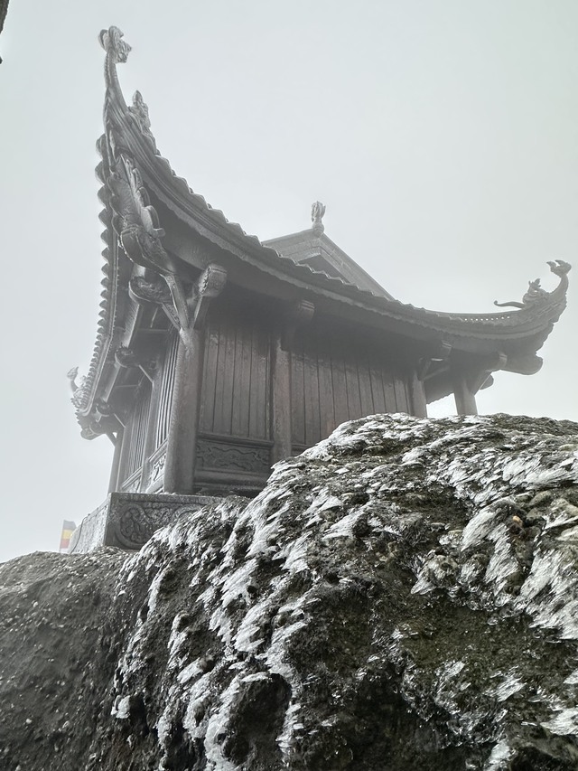 Băng tuyết phủ trắng chùa Đồng trên đỉnh Yên Tử - Ảnh 4.