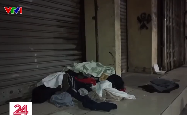 Người vô gia cư vứt lại đồ ăn, quần áo cũ, trở về nhà 3 tầng mặt phố - Ảnh 3.
