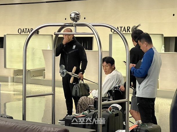 Asian Cup 2023: Tuyển thủ Hàn Quốc chấn thương phải đi xe lăn ra sân bay về nước, Son Heung-min làm một điều xúc động - Ảnh 1.