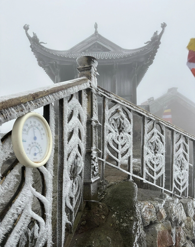 Băng tuyết phủ trắng chùa Đồng trên đỉnh Yên Tử - Ảnh 3.