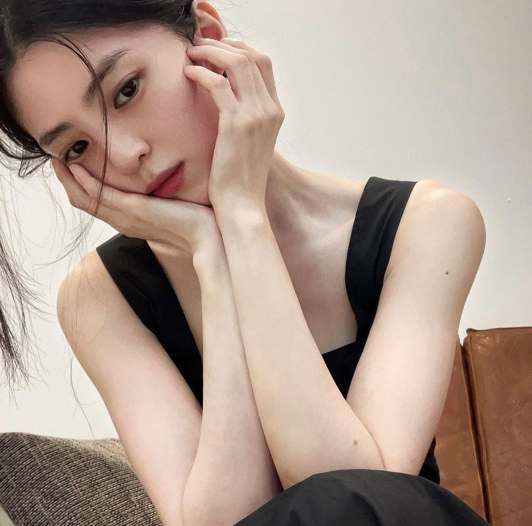 Nói không với retinol, Han So Hee dưỡng da trắng mịn ở tuổi 30 nhờ 3 thành phần chủ đạo - Ảnh 3.