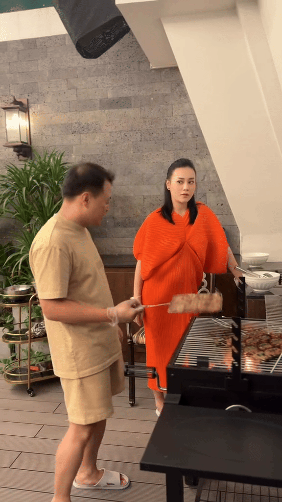 Lần đầu thấy cảnh Shark Bình vào bếp nướng thịt phụ vợ, netizen khen hạnh phúc từ một chi tiết nhỏ - Ảnh 3.