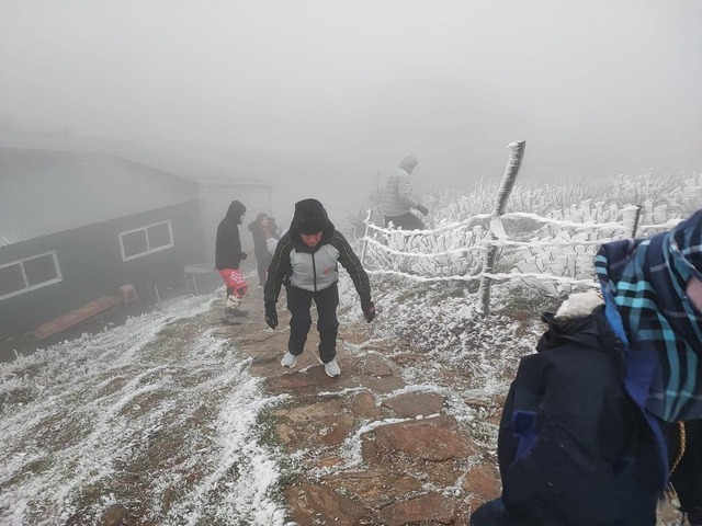 Băng tuyết phủ trắng đỉnh Mẫu Sơn, du khách kéo lên ngắm - Ảnh 2.