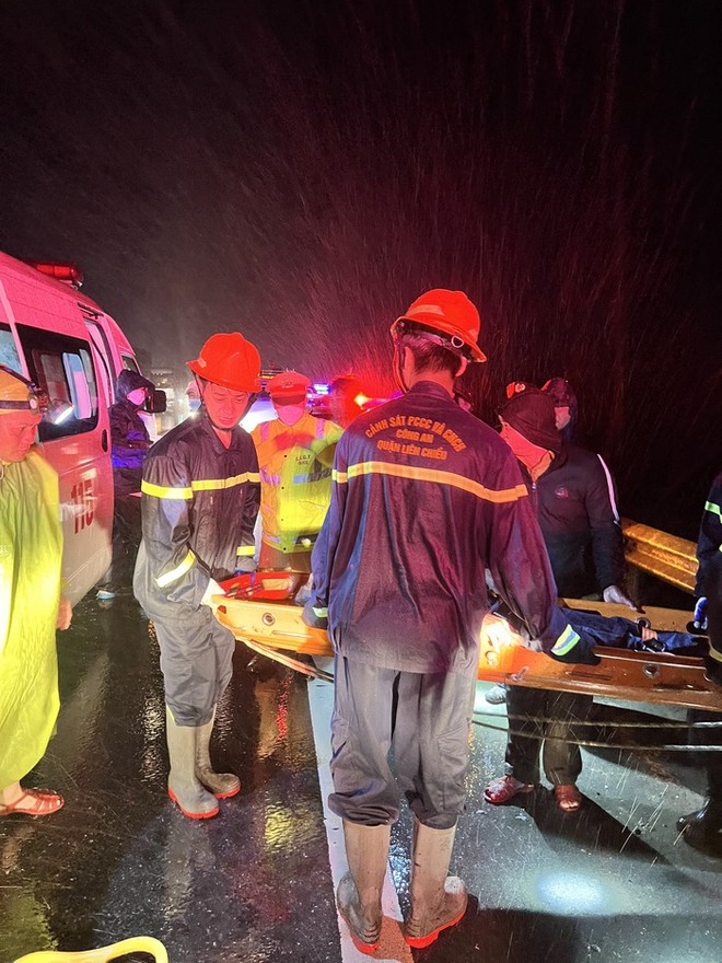 Hiện trường xe khách lao xuống vực ở cao tốc La Sơn - Tuý Loan khiến nhiều người thương vong - Ảnh 8.