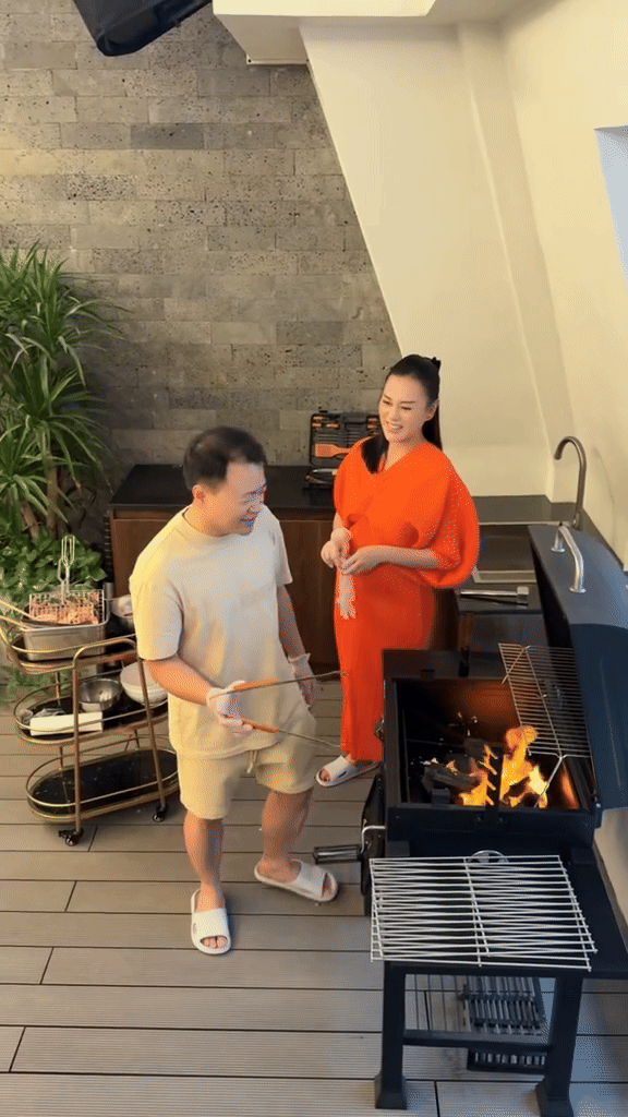 Lần đầu thấy cảnh Shark Bình vào bếp nướng thịt phụ vợ, netizen khen hạnh phúc từ một chi tiết nhỏ - Ảnh 2.