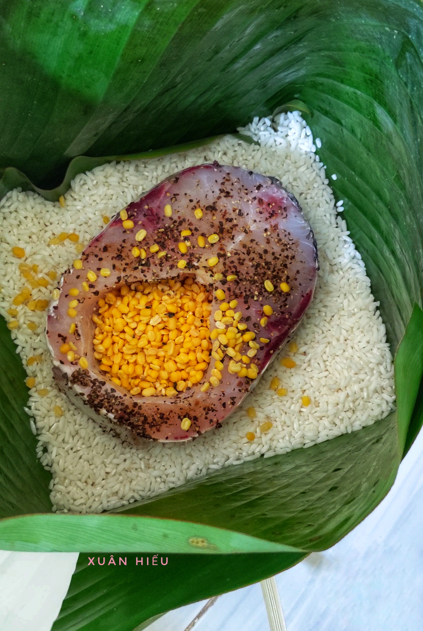 View - 9X Bình Dương đánh liều lấy cá trắm làm nhân gói bánh chưng và nhận cái kết bất ngờ