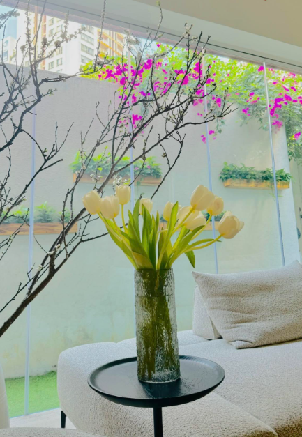 B&igrave;nh cắm hoa nh&agrave; H&agrave; Tăng, Phương Oanh, Hồ Ngọc H&agrave;... vừa nghệ vừa sang: Ngắm xong muốn sắm mẫu na n&aacute; liền! - Ảnh 3.