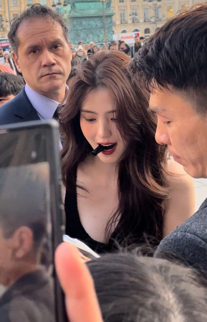 View - Han So Hee bị phóng viên chê bai ăn mặc "gây xấu hổ" ở show Dior, netizen xứ Hàn kéo nhau vào phản pháo