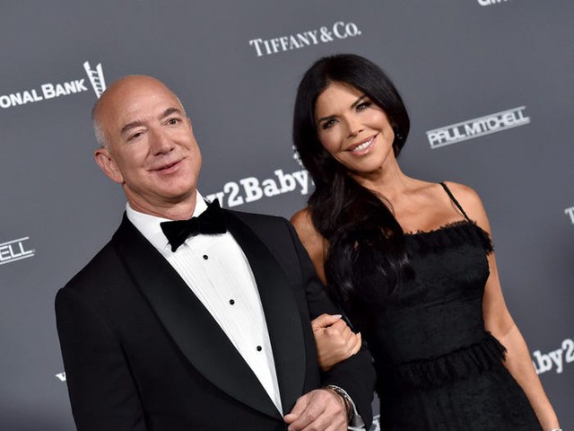 Tiệc sinh nhật hoành tráng của tỷ phú Jeff Bezos: Hàng loạt tỷ phú, ngôi sao hội tụ, vị hôn thê bốc lửa chiếm spotlight