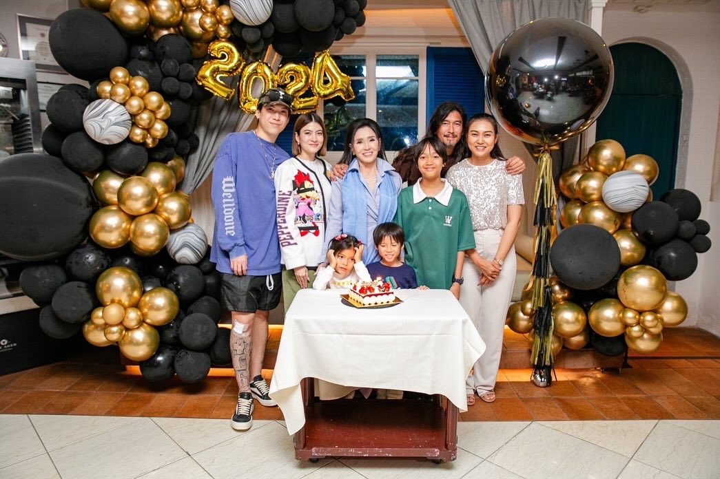 View - Cựu Hoa hậu Hoàn vũ hạnh phúc đón sinh nhật bên gia đình, nhìn nhan sắc không ai nghĩ đã U80