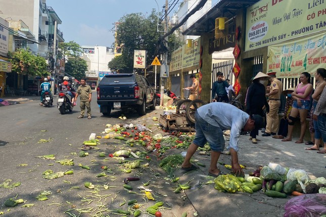 Ô tô bán tải đại náo đường phố, 1 người nhập viện - Ảnh 1.