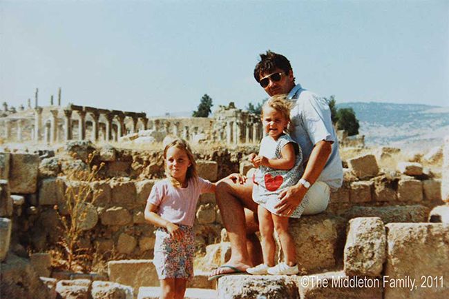 Révélant de rares photos anciennes de la princesse Kate, faisant tomber William amoureux juste un instant - Photo 3.