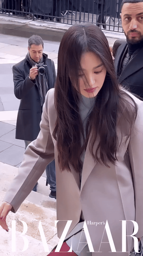 Clip 4 giây tóc gió thôi bay tôn lên visual toát ra mùi tiền của Song Hye Kyo ở show Fendi khiến MXH dậy sóng - Ảnh 3.