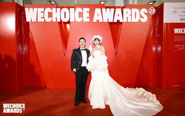 MXH bùng nổ vì WeChoice 2023: Vợ chồng Trấn Thành check-in bên em gái, HH Thùy Tiên và dàn mỹ nhân khoe cận outfit - Ảnh 10.