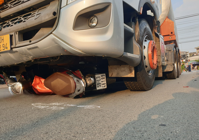Đ&ocirc;i nam nữ tử vong dưới gầm xe bồn - Ảnh 1.