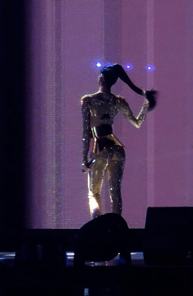 Lisa gây sốt với bóng lưng đầy quyền lực, outfit hàng hiệu qua tay fan lại thành “tượng vàng Oscar” - Ảnh 2.