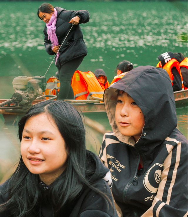 Mẹ Nụ - Cô giáo lái đò sông Đà và những lần đầu tiên đầy xúc động cùng WeChoice Awards 2023 - Ảnh 2.