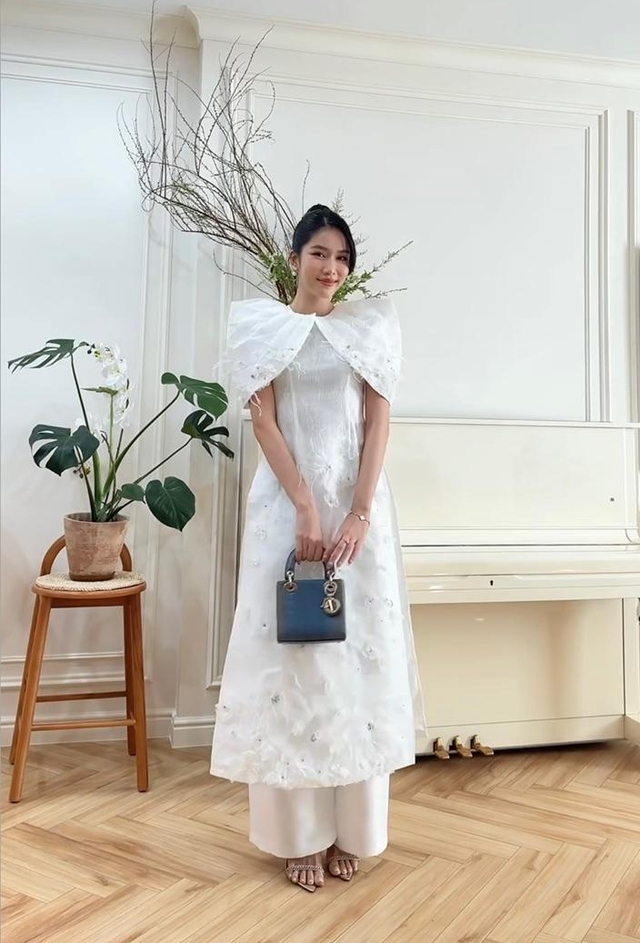 T&igrave;nh h&igrave;nh tuyết mai chơi Tết nh&agrave; mỹ nh&acirc;n Việt: B&igrave;nh đ&atilde; ra hoa trắng to&aacute;t, b&igrave;nh mới chỉ chớm h&eacute; nụ - Ảnh 2.