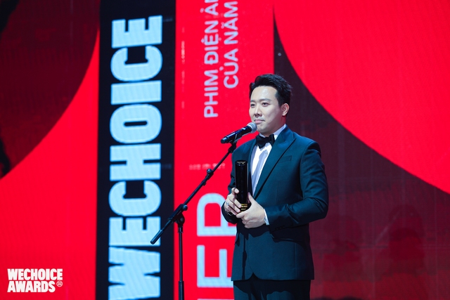Trấn Thành khoe cúp WeChoice Awards 2023, dàn sao Vbiz đổ xô vào chúc mừng - Ảnh 5.