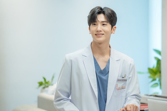 Phim của Park Shin Hye vừa chiếu liền nhận mưa lời khen, nhan sắc của nam chính gây sốt MXH - Ảnh 6. Phim của Park Shin Hye vừa chiếu liền nhận mưa lời khen, nhan sắc của nam chính gây sốt MXH - Ảnh 6.