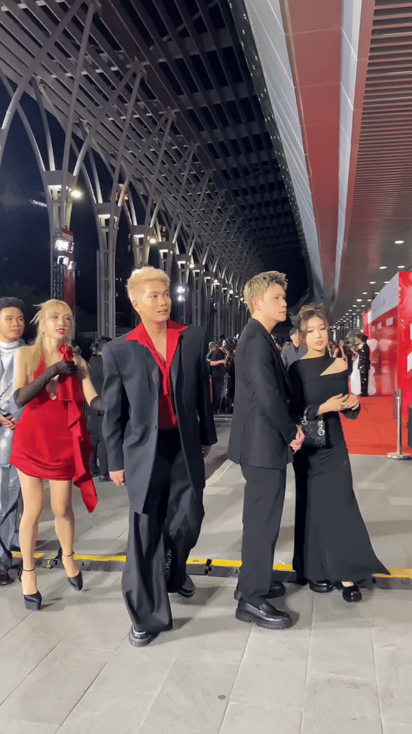 Thảm đỏ hot đầu năm: Trí Thịt Boà cưng chiều Hà My, BigDaddy được vợ chăm sóc cực kỹ trước loạt camera - Ảnh 5.