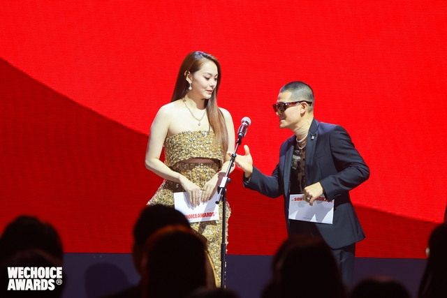 Minh Hằng gây sốt với visual mười điểm tại WeChoice Awards 2023, vóc dáng mẹ bỉm qua camera thường càng gây chú ý - Ảnh 3.