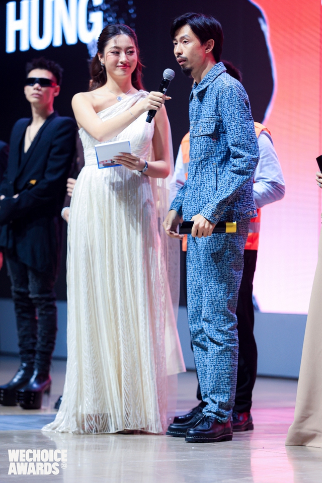 Clip Đen Vâu chủ động bắt tay và chúc mừng Trấn Thành đoạt giải tại WeChoice Awards 2023, cái ôm đầy trân trọng gây sốt! - Ảnh 3.