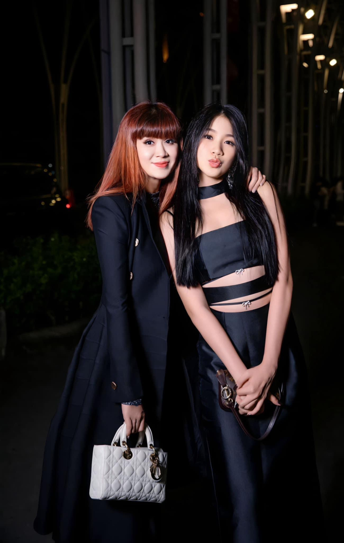 Lộ diện ở WeChoice Awards 2023 cùng mẹ, con gái Lưu Thiên Hương chiếm sóng vì sắc vóc trổ mã ở tuổi 19 - Ảnh 2.