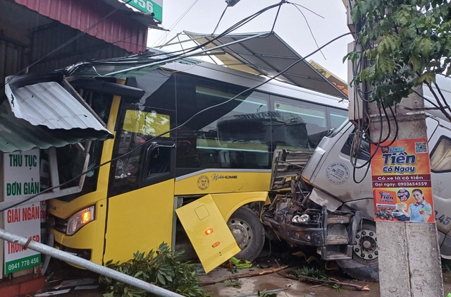 Xe đầu kéo và ôtô khách lao vào 4 nhà dân - Ảnh 1.