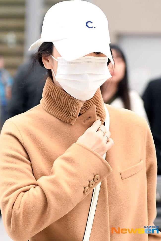 Song Hye Kyo âm thầm trở lại Hàn Quốc, vô tình để lộ bằng chứng đã đính hôn? - Ảnh 4.