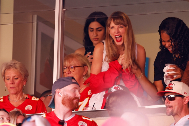 Clip 4,7 triệu view: Taylor Swift khoá môi bạn trai giữa sóng live mừng chiến thắng lịch sử mở đường đến Super Bowl, xoá bỏ lời nguyền tình ái - Ảnh 15.