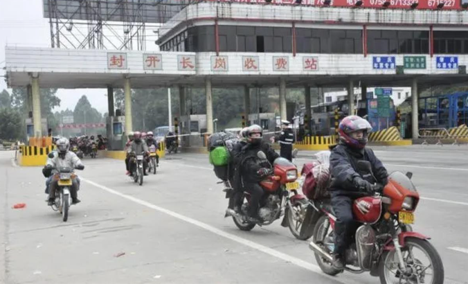 Người Trung Quốc từ bỏ Xuân Vận bằng xe máy