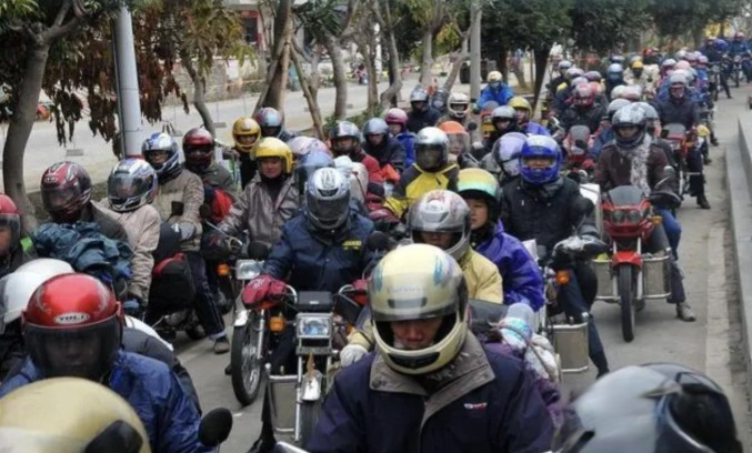 Người Trung Quốc bỏ rơi Xuân Vân bằng xe máy