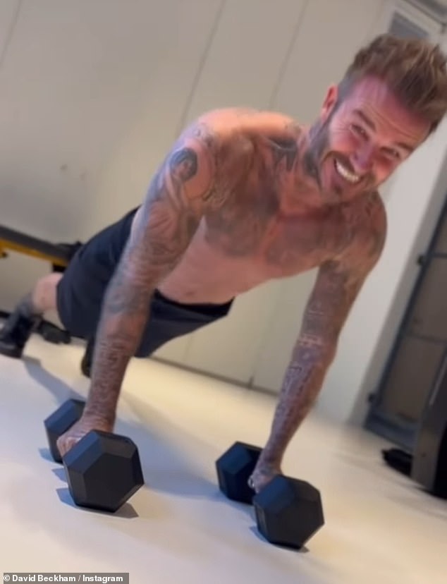 David Beckham đi ăn tối cùng cậu hai tại một nhà hàng sang trọng, fan chú ý đến điểm bất thường ở tay phải - Ảnh 3.