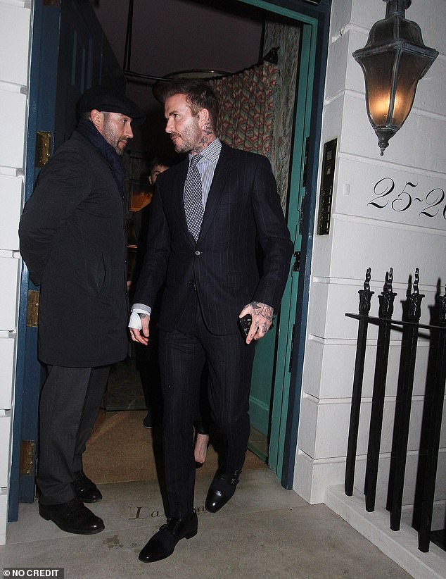 David Beckham đi ăn tối cùng cậu hai tại một nhà hàng sang trọng, fan chú ý đến điểm bất thường ở tay phải - Ảnh 2.