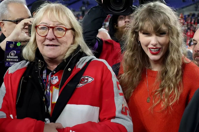 Clip 4,7 triệu view: Taylor Swift khoá môi bạn trai giữa sóng live mừng chiến thắng lịch sử mở đường đến Super Bowl, xoá bỏ lời nguyền tình ái - Ảnh 12.