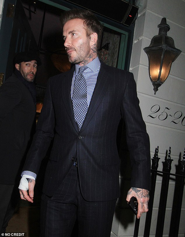David Beckham đi ăn tối cùng cậu hai tại một nhà hàng sang trọng, fan chú ý đến điểm bất thường ở tay phải - Ảnh 1.