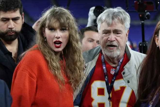 Clip 4,7 triệu view: Taylor Swift khoá môi bạn trai giữa sóng live mừng chiến thắng lịch sử mở đường đến Super Bowl, xoá bỏ lời nguyền tình ái - Ảnh 11.