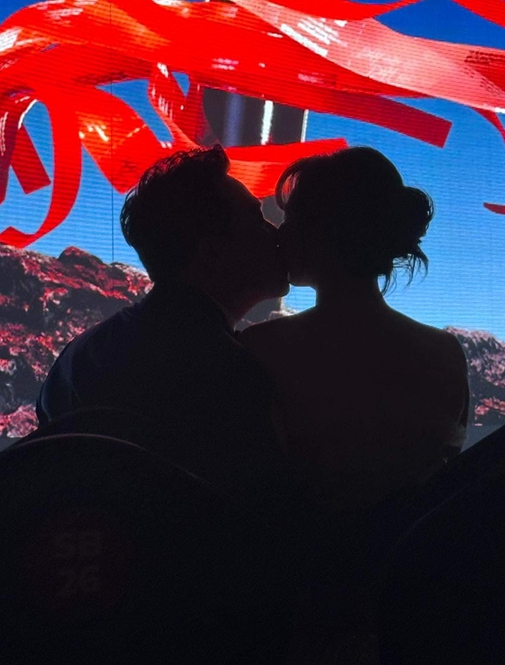 Bức ảnh ngọt ngào "chục nghìn like" ở WeChoice Awards 2023: Trấn Thành - Hari Won trao nụ hôn cực cháy!