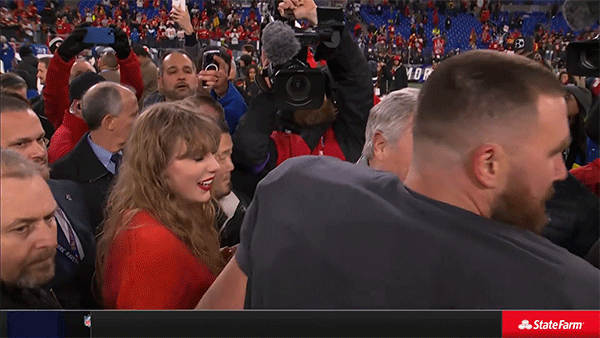 Clip 4,7 triệu view: Taylor Swift khoá môi bạn trai giữa sóng live mừng chiến thắng lịch sử mở đường đến Super Bowl, xoá bỏ lời nguyền tình ái - Ảnh 7.