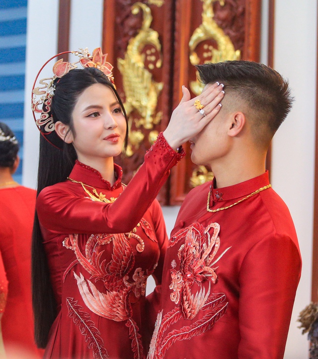 Bắt gặp mọi khoảnh khắc Chu Thanh Huyền chăm sóc Quang Hải, chu đáo thế này phải chốt cưới liền tay - Ảnh 6.