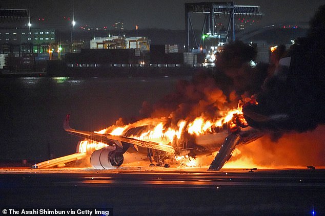 Chi tiết tối quan trọng giúp gần 400 hành khách thoát nạn thần kỳ trong vụ cháy máy bay tại Nhật Bản - Ảnh 1.
