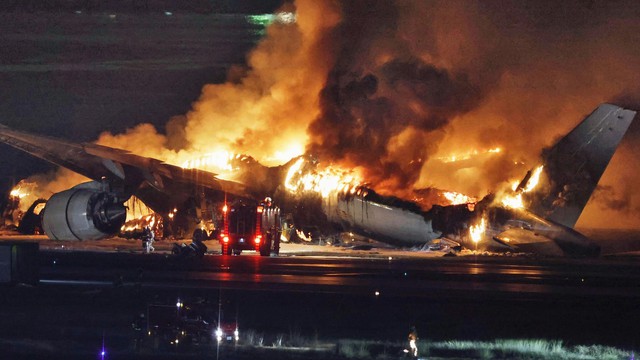 Tiết lộ mới của Nhật Bản về vụ va chạm máy bay bốc cháy - Ảnh 1.