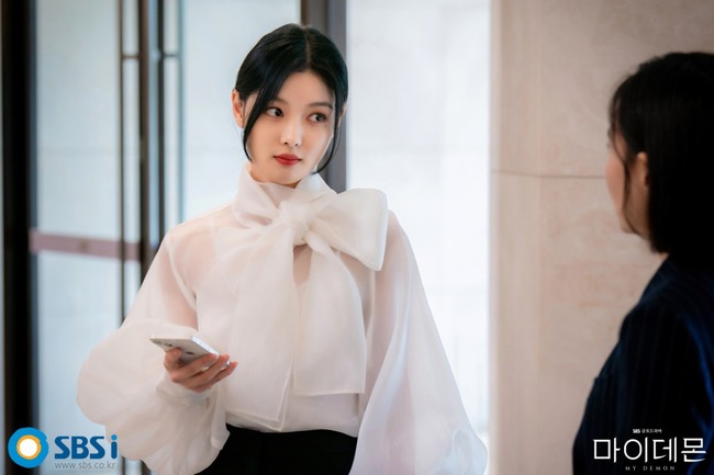 Mặc đẹp như nàng tổng tài Kim Yoo Jung với 10 mẫu áo blouse trắng siêu xinh diện Tết - Ảnh 2.