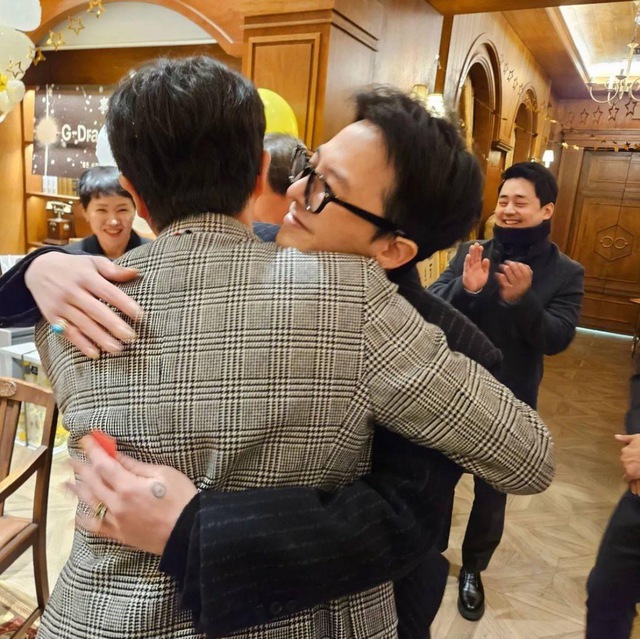 Dậy sóng khung hình G-Dragon tụ họp Lee Min Ho, vợ chồng Jang Dong Gun và dàn nhân vật khủng sau ồn ào ma túy - Ảnh 8.