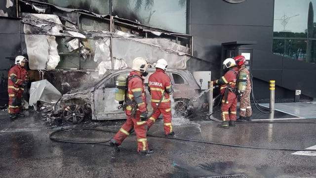 Xe điện Mercedes bất ngờ bốc cháy khi đang sạc: Trớ trêu nhất là nơi xảy ra hỏa hoạn - Ảnh 2.