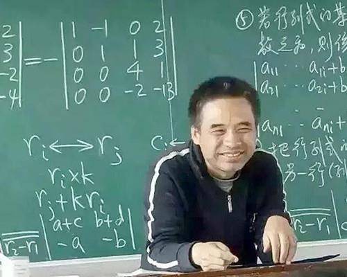 Ông lão xuất hiện trong lớp với vẻ ngoài nhếch nhác, sinh viên tưởng là người dọn rác: Biết danh tính thật ai cũng sốc - Ảnh 1.