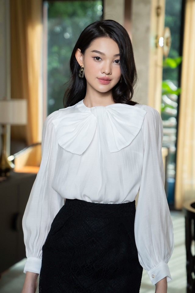 Mặc đẹp như nàng tổng tài Kim Yoo Jung với 10 mẫu áo blouse trắng siêu xinh diện Tết - Ảnh 9.