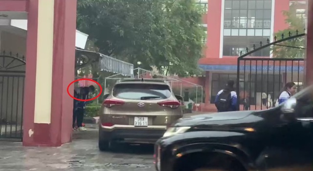 Thực hư việc học sinh đứng cổng trường c&uacute;i ch&agrave;o gi&aacute;o vi&ecirc;n trong mưa, r&eacute;t ở Thanh H&oacute;a - Ảnh 2.